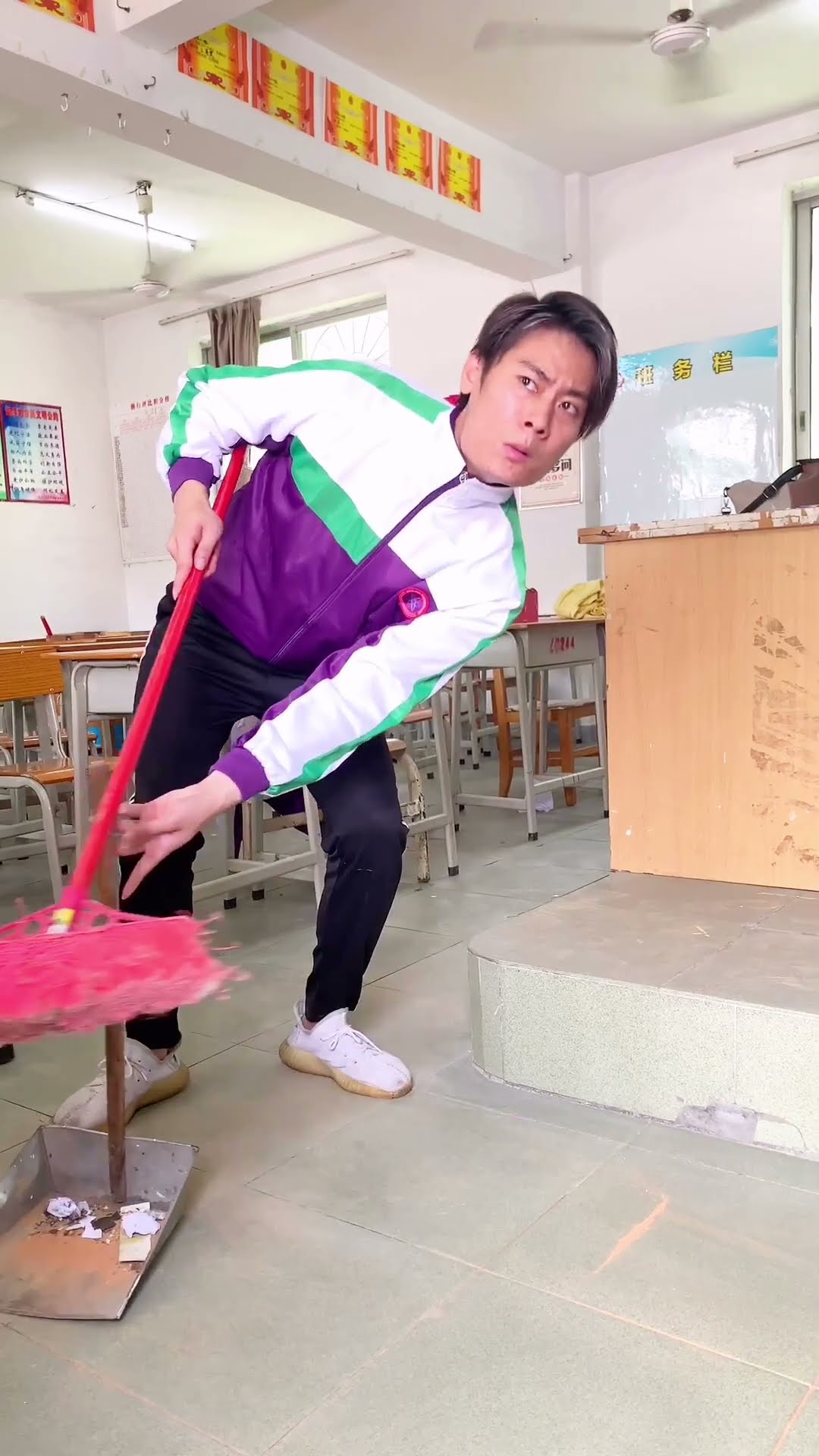 BONIU sweeping vs GUIGE sweeping, so realistic! #shorts#guige #funny