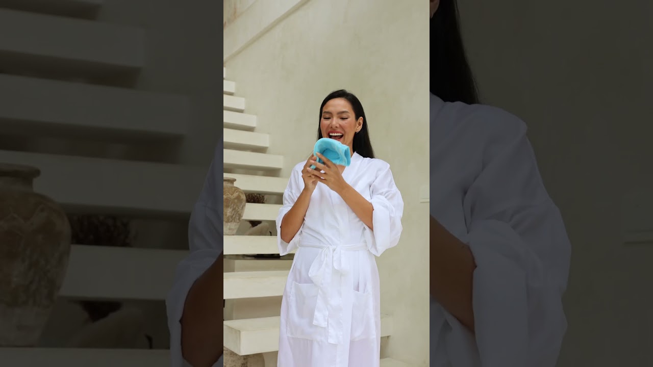 Video thumbnail for Azure Tan Applicator Mitt