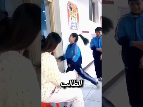 معلمة تبدي اهتمامها بطالباتها