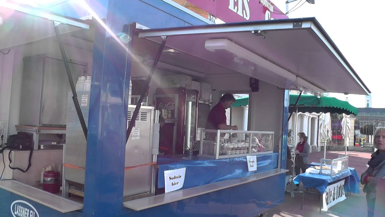 blauer Imbisswagen mit Kaffee und Kuchen Stand