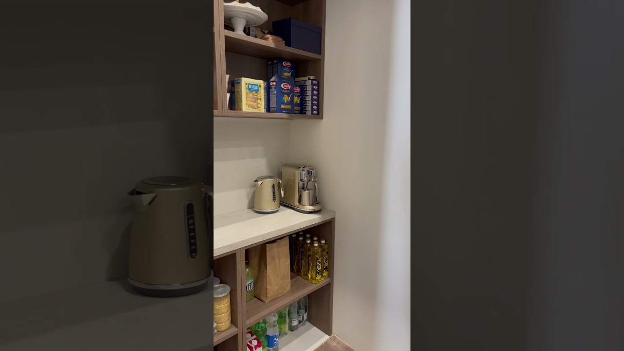 ⁣Вау! Это самое идеальное хранение на кухне🔥 #кухня #обзоркухни #кухнягостиная #организацияхранения