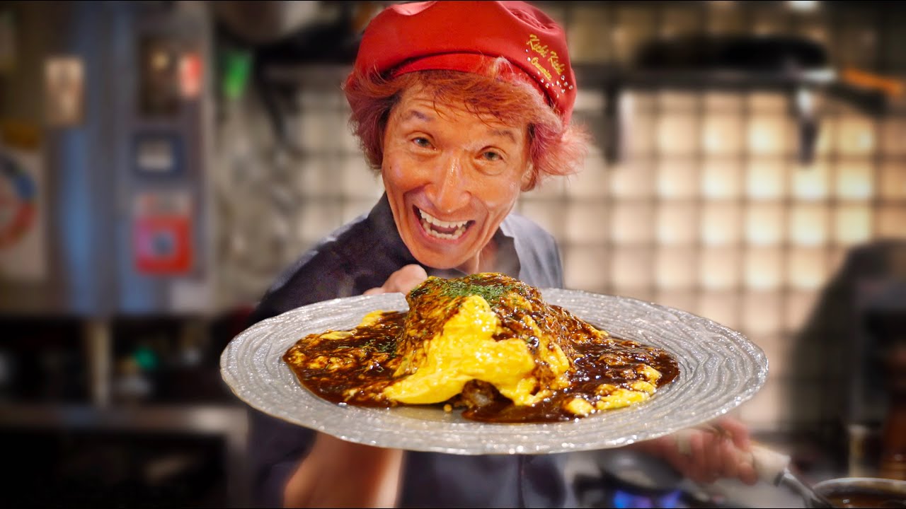 веселое и удивительное шоу с омлетом и рисом - мастер омурисов - японская уличная еда