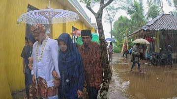 Begini Jadinya Orang Kota Nikahin Gadis Desa, Eh Hujan Deras Turun Di Kampung Saat Pernikahan