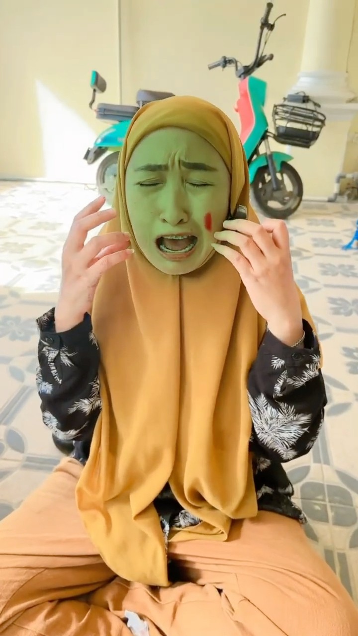 GAMBAR AJAIB | MUKA BUNDA DIJAH JADI HIJAU ?