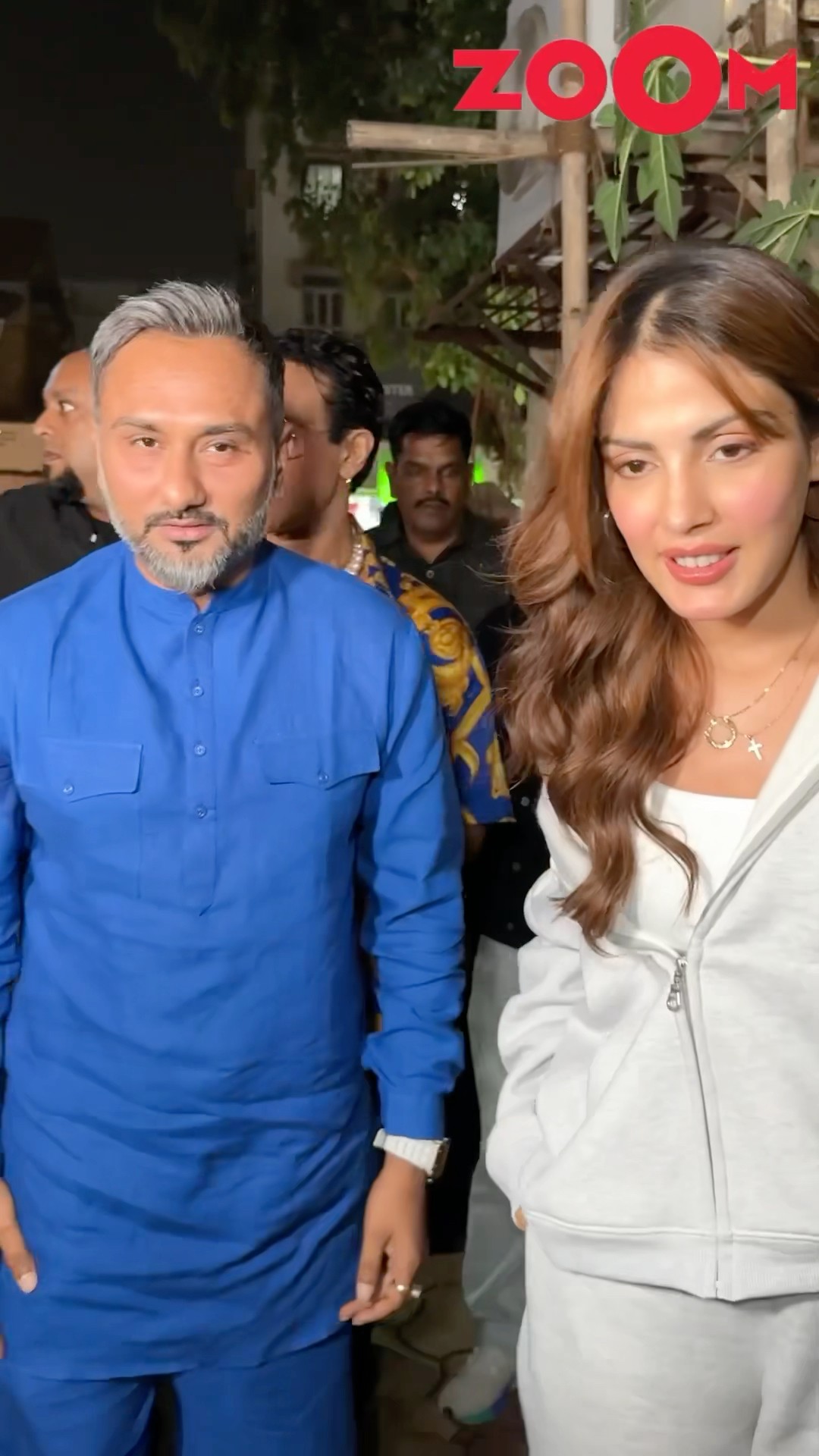 Rhea Chakraborty shares a warm HUG with Yo Yo Honey Singh, says “Mai unko greet karne…” ? #shorts