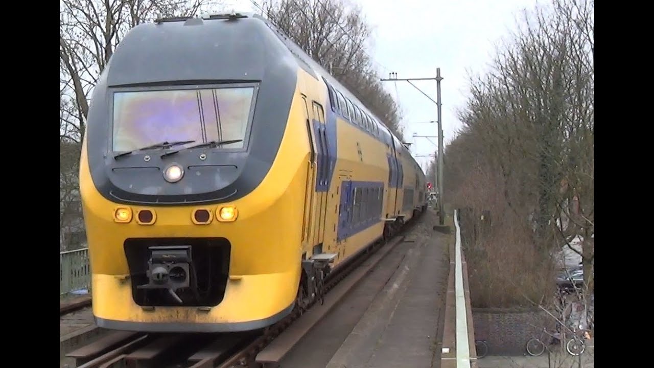 VIRM 8653 komt aan op Station Leiden Lammenschans