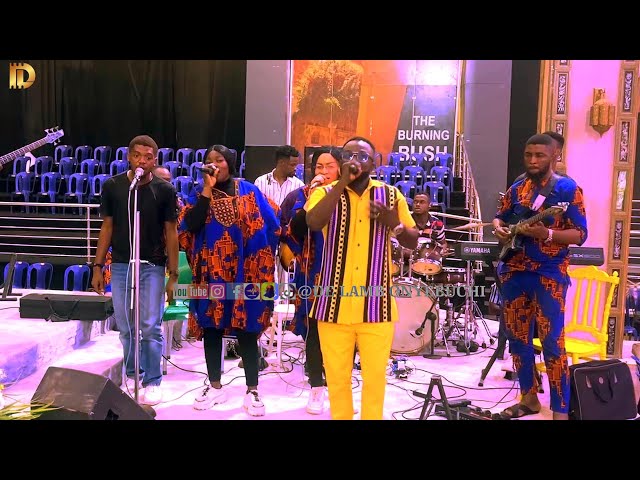 Onye oma Idiri'm mma live on stage with De Lamb Onyebuchi class=