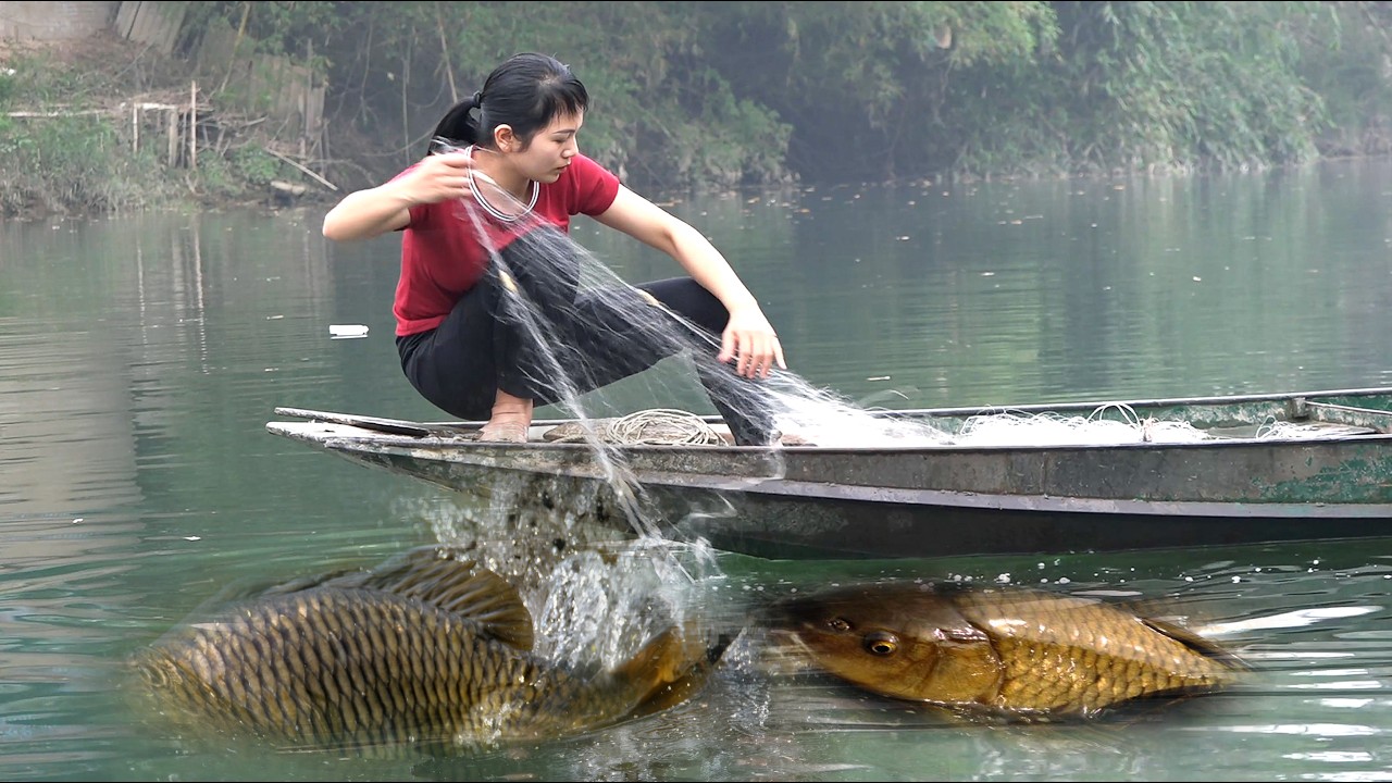 The girl used a fishing net to catch many large carp in the river.