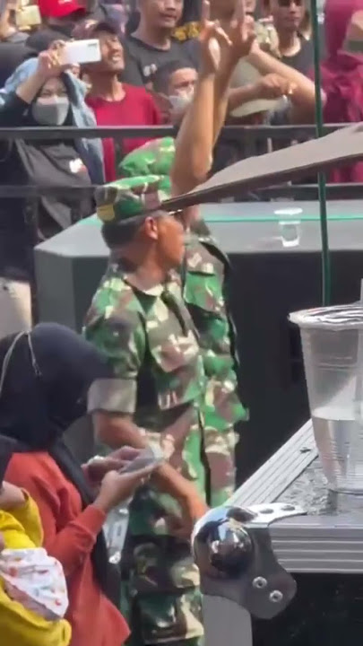 viral!! Bapak Tentara ini Joged lagu Jamrud  Fans sejak muda??