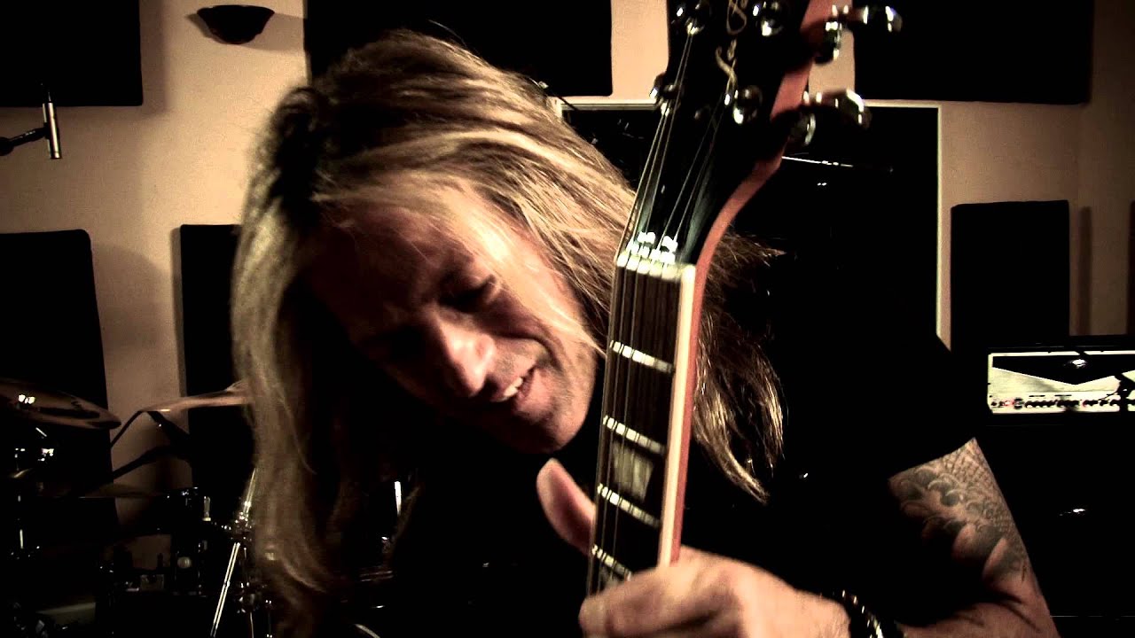 Revolution Saints - "Back On My Trail" (Official Music Video) accords