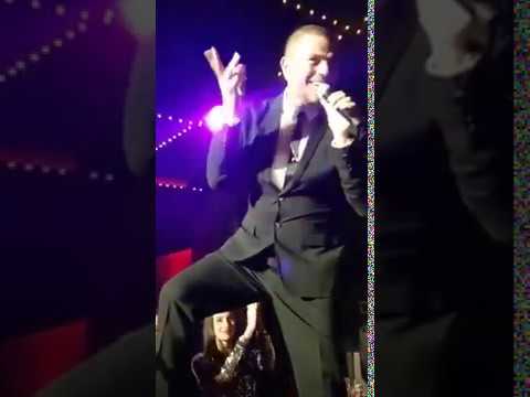 وانا قاعد بنهار وبقول يانهار على حلاوتها على بصتها عمرو دياب