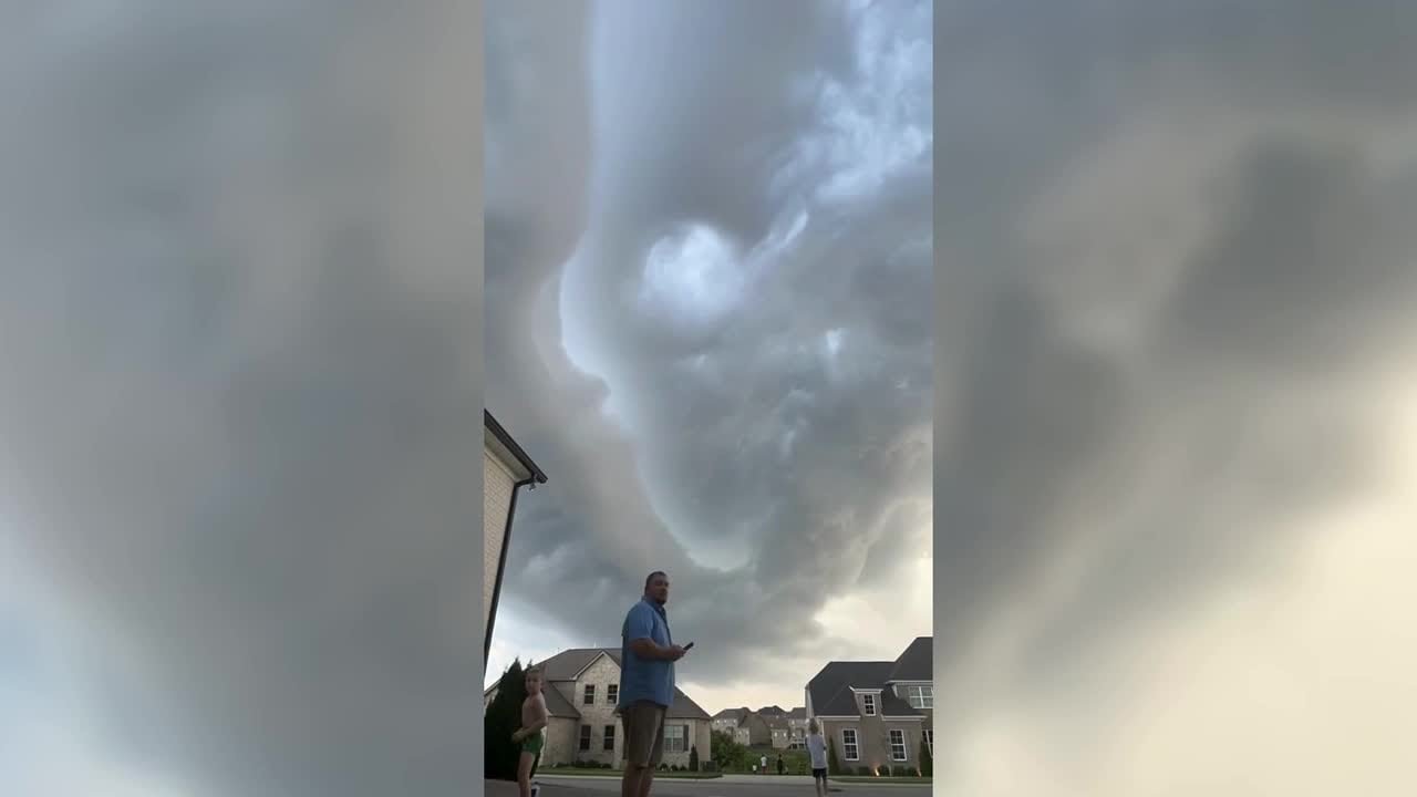 Shelf cloud looms over Gallatin during Tuesday storms - YouTube