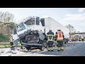 24.04.2023 - Drei LKW kollidieren auf der A61 bei Erftstadt - Feuerwehr befreit Fahrer