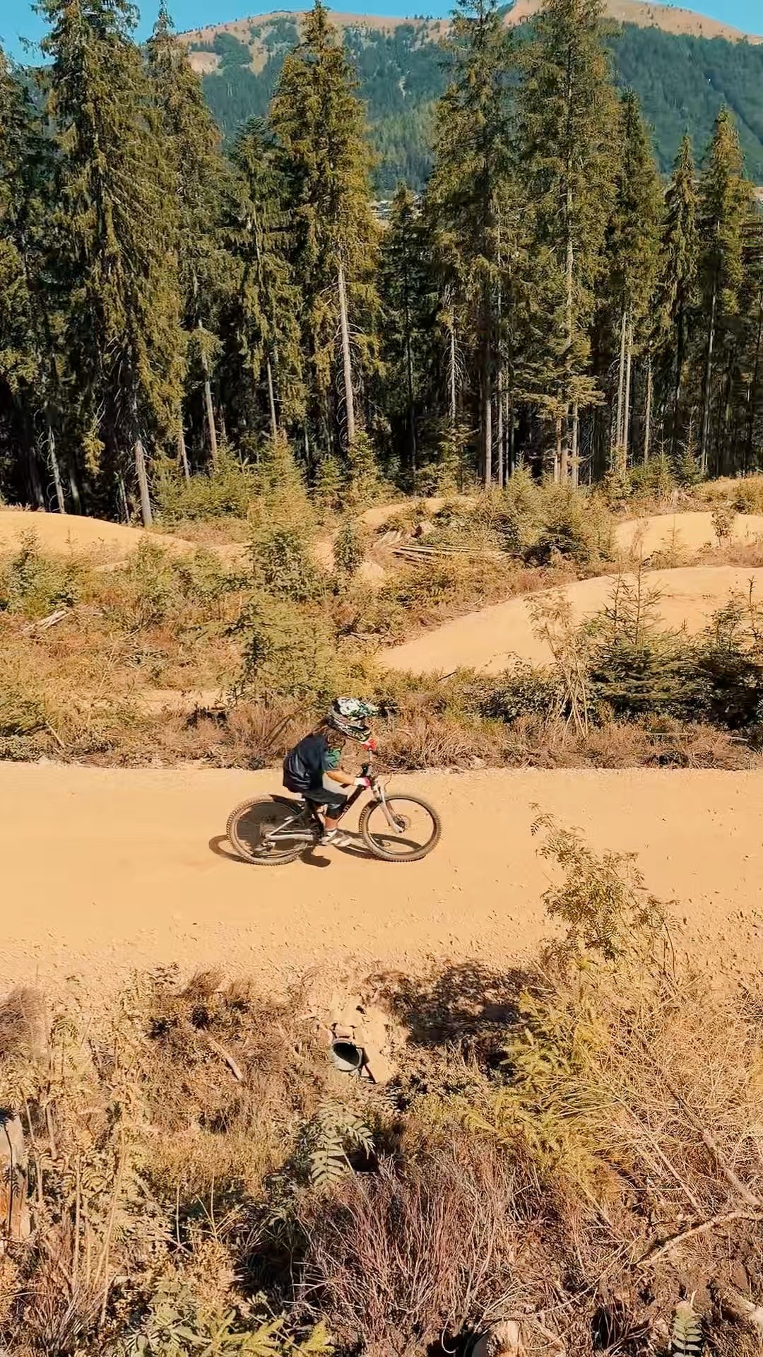 Gyerekek a bikeparkban a FreeRide Club ottalvós kerékpártáborában