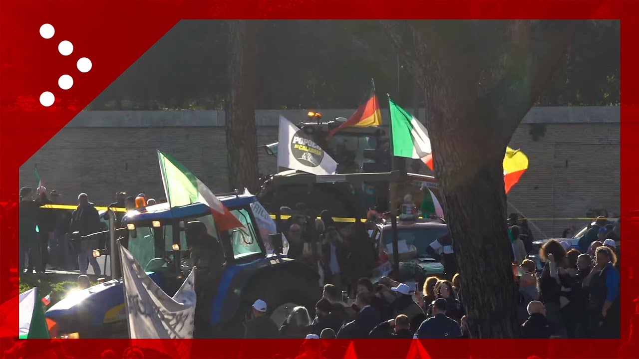 Manifestazione agricoltori Roma, l'ingresso dei trattori al Circo Massimo