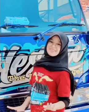ladies cantik joget ala tiktok didepan truk
