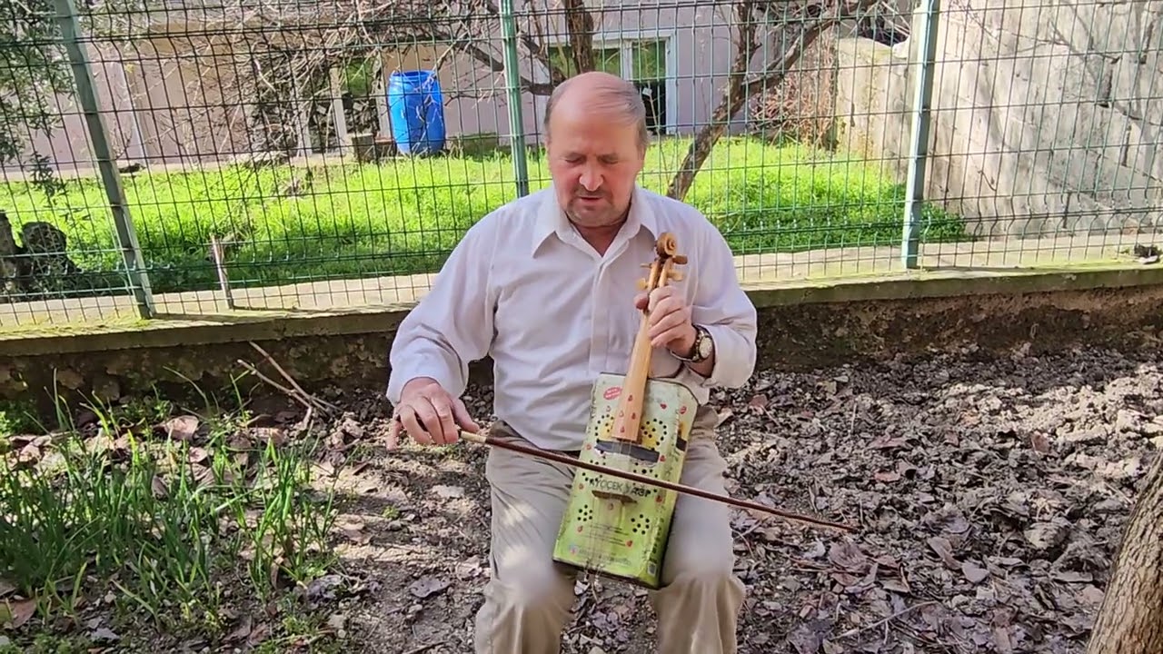 MANİSA DEMİRCİ'DE SEFER ŞEN KENDİ YAPTIĞI TENEKE KEMAN İLE TÜRKÜ SÖYLÜYOR 05-03-2026