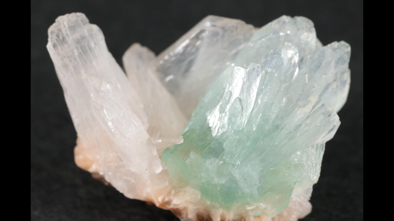 グリーンアポフィライト(魚眼石) 原石 2.0g / Green Apophyllite - YouTube
