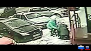 Spadający śnieg z dachu uderza dziecko w wózku