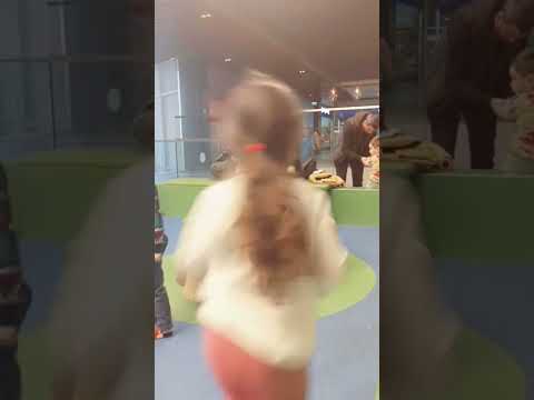 تدللي يا صغيرتي فأنت أزهى من الورد      