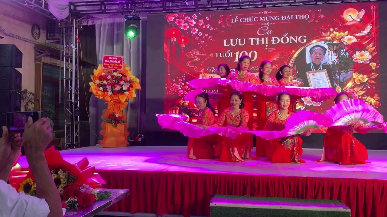 Múa mừng thọ mẹ cha chúc mừng cụ Lê 100 tuổi 