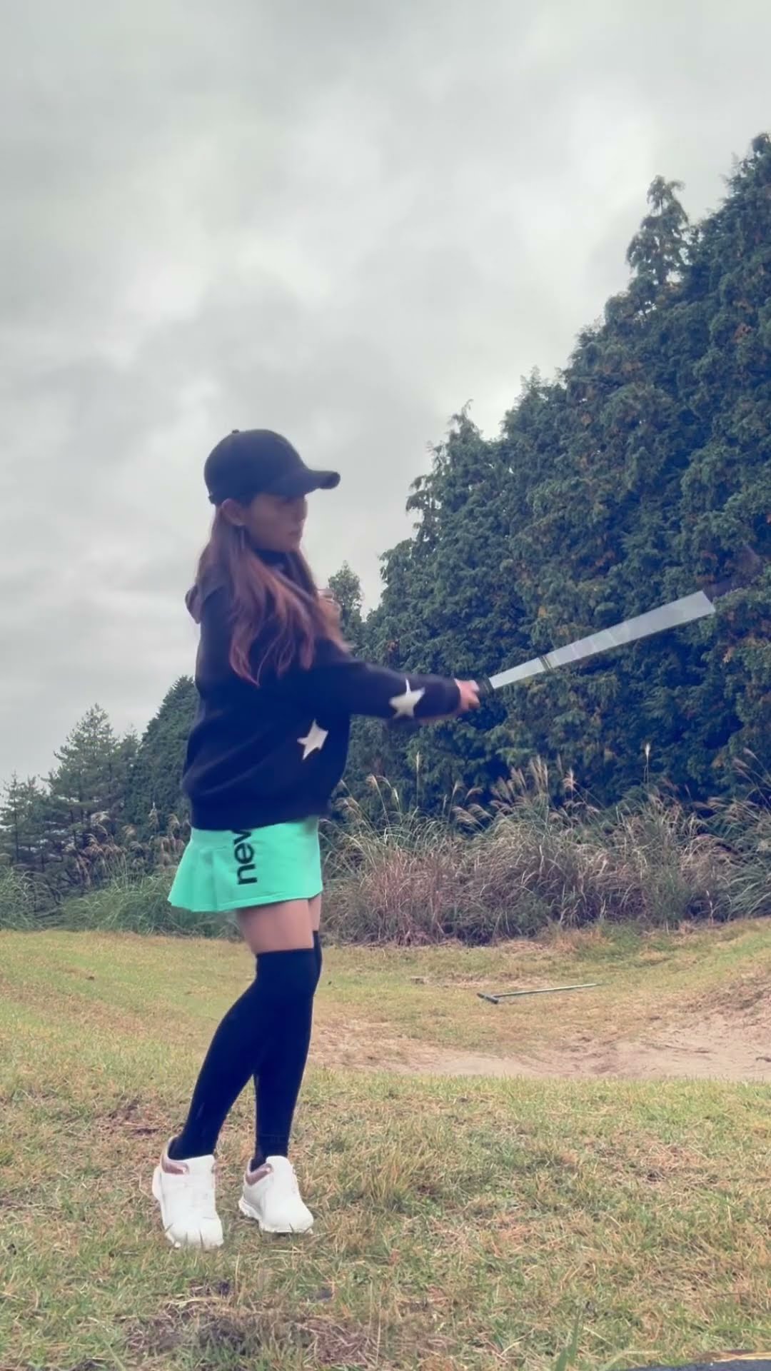 スタート前はアプローチ練習多めで手首柔らかく使えるようにしておきますよ #golf #ゴルフ練習動画 #ゴルフ女子