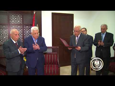 الرئيس عباس يقلد المناضل حيدر ابراهيم نجمة الاستحقاق لوسام دولة فلسطين