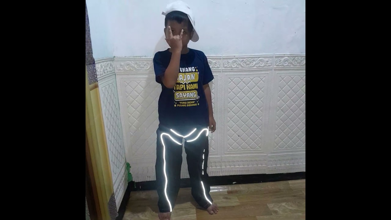 celana nyala reflektif.