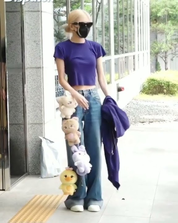 Rosé doing penalty dance at airport 😂 #blackpink #shorts