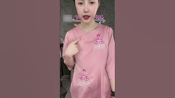 Bộ vạt sóng chất liệu lụa trượt siêu xinh cho cả nhà, viền đính ngọc trai nhìn vô cùng duyên dáng.