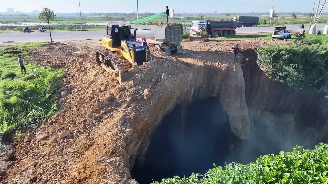 Amazing technique SHANTUI DH17C3 Dozer pushes soil into deep pond for this project