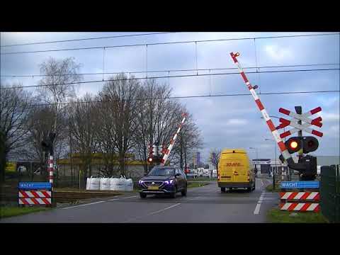 Spoorwegovergang Nieuw-Amsterdam // Dutch railroad crossing