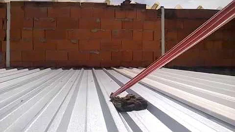 Como andar no telhado de zinco?