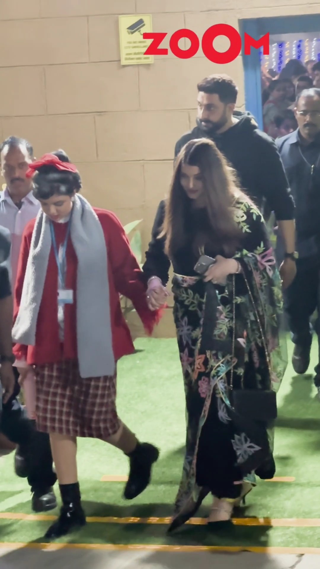 Aishwarya-Aaradhya seen Rushing to car after school event with Abhishek ? #aishwarya #abhishek