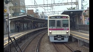 列車が接近しても踏切がギリギリまで開いている明大前駅～下高井戸駅間を走行する京王線下り7000系の前面展望