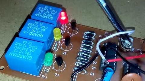 Traffic light control system using ic555 and ic4017