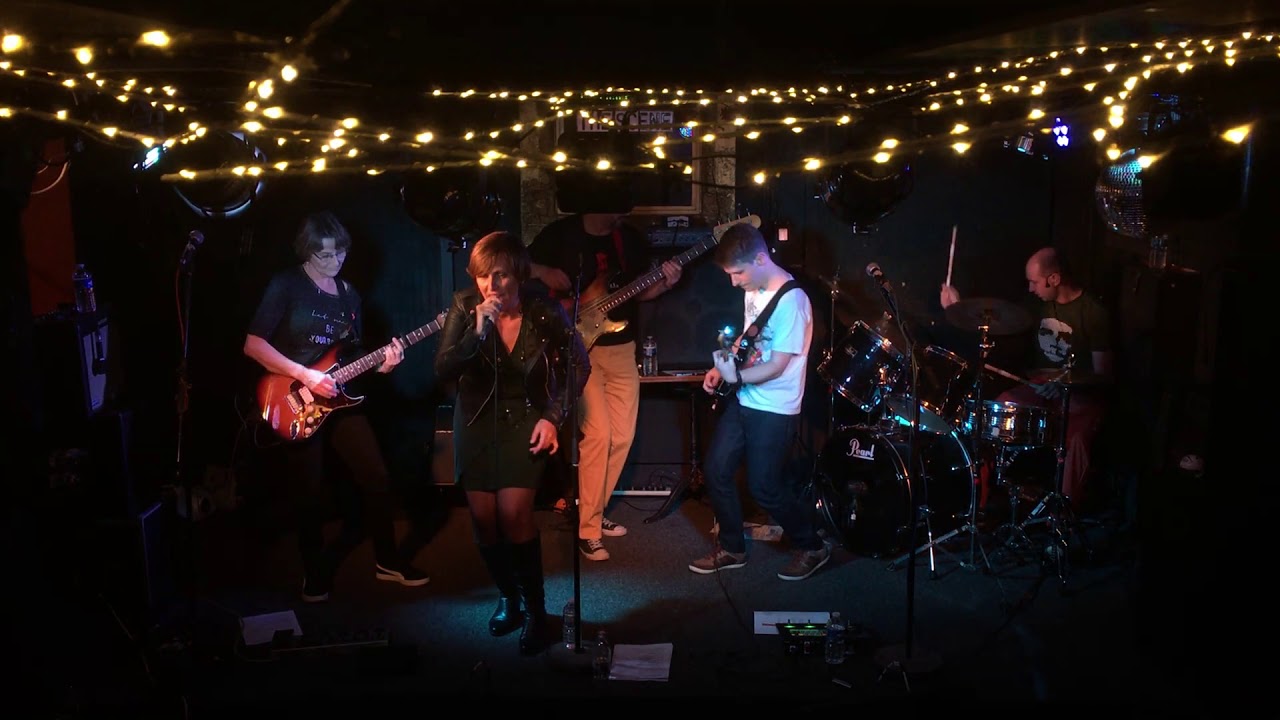 Curious Crowd - Her lies