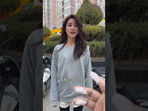 كانت الأخت سعيدة بلوحة أخيها 