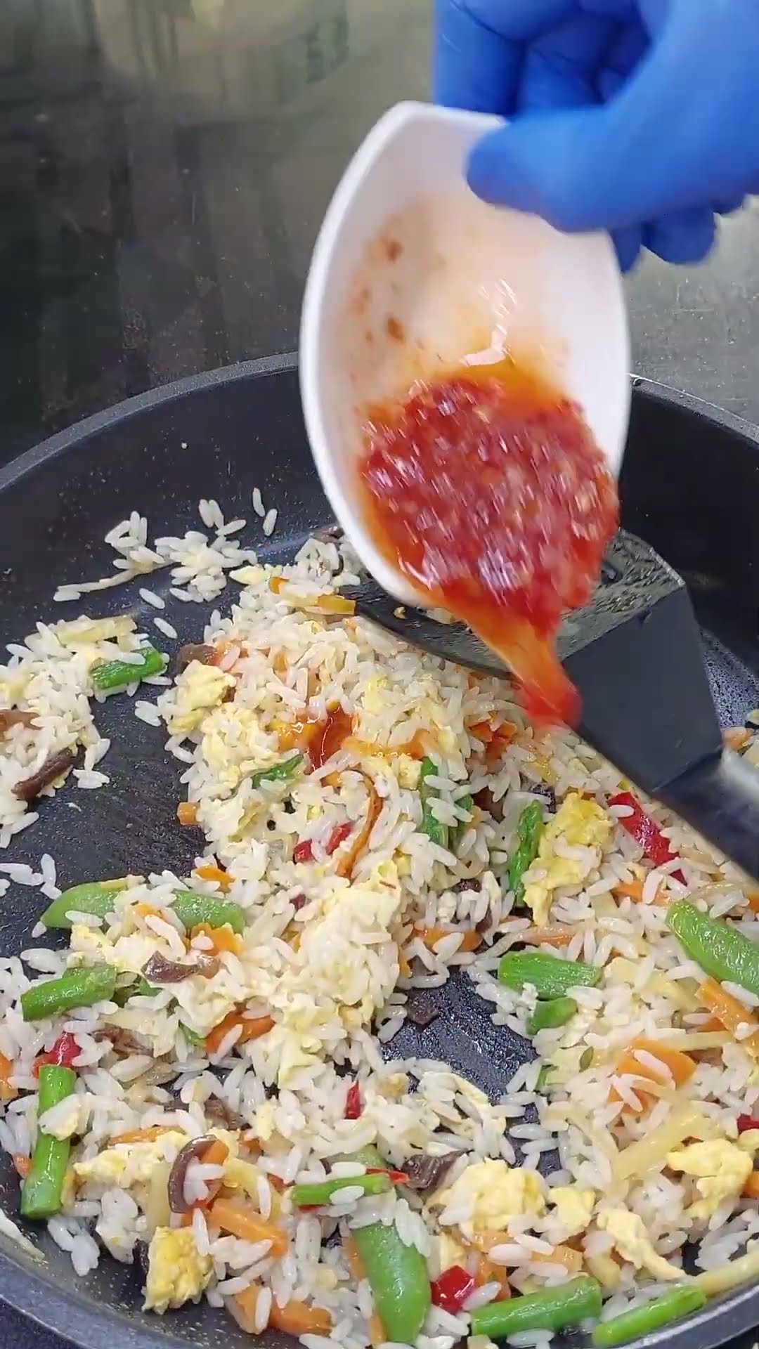 Nasi-Goreng mit asiatischem Gemüse, Sesam und gebackener Banane ...