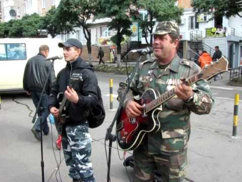 Афганцы поют на улицах. Поющие афганцы. Солдат в афгане с гитарой. Афганистан песни под гитару. Виа каскад состав.