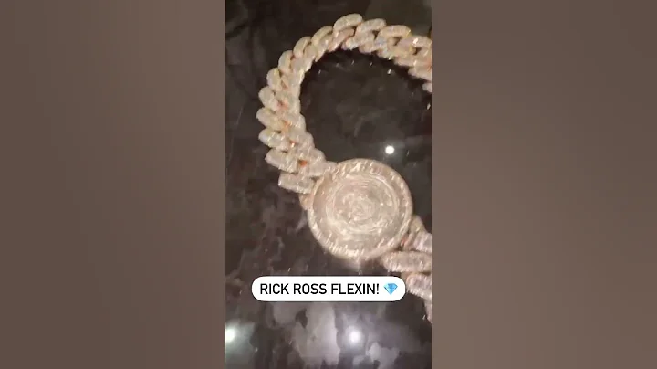 Rick Ross flexin his new Cuban chain with spinning lock and pendant 🔥👀🧊