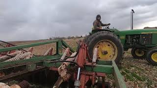 John Deere 4320 Chisel plowing