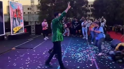 Akshay Kumar and emraan Hashmi at Raisoni College of engineering nagpur