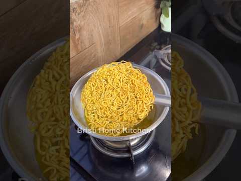 Aisa tarika aapne khi ni dekha hoga😁 #shorts #bristihomekitchen #sev #holispecial