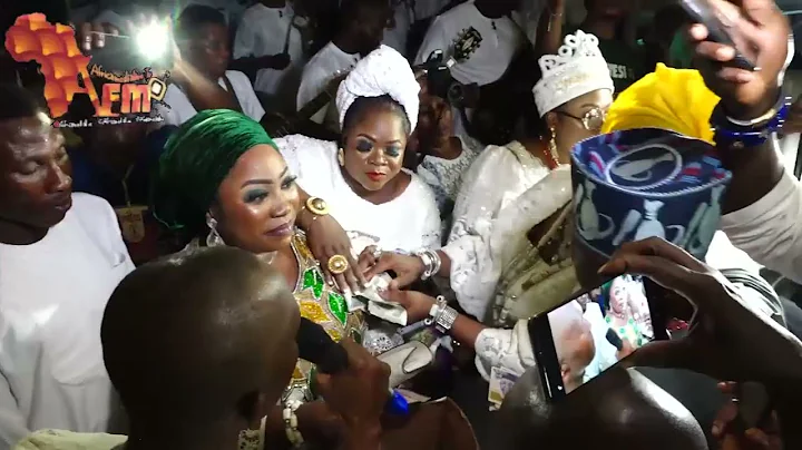 SEE HOW IYALAJE OODUA DANCING WITH OONI OF IFE SISTERS AS SHE SPRAY MONEY AT OLOJO FESTIVAL