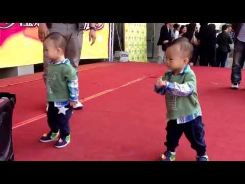雙胞胎兄弟-嗶啵，在台南嘉南藥專表演「騎馬舞」(1y6m)