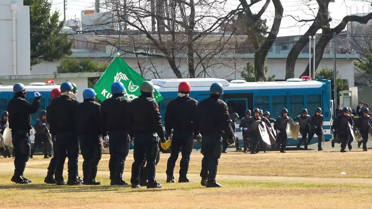 熊本県警察年頭観閲式　過激なデモ隊に対する機動隊対処訓練展示。Training for riot police to deal with violent demonstrators.