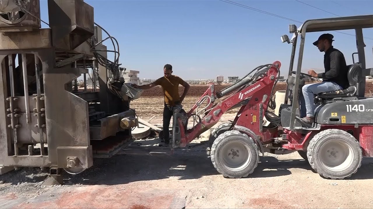 شابان جامعيان ينشئان أول مشروع لمعمل إنترلوك بطريقة يدوية في إدلب