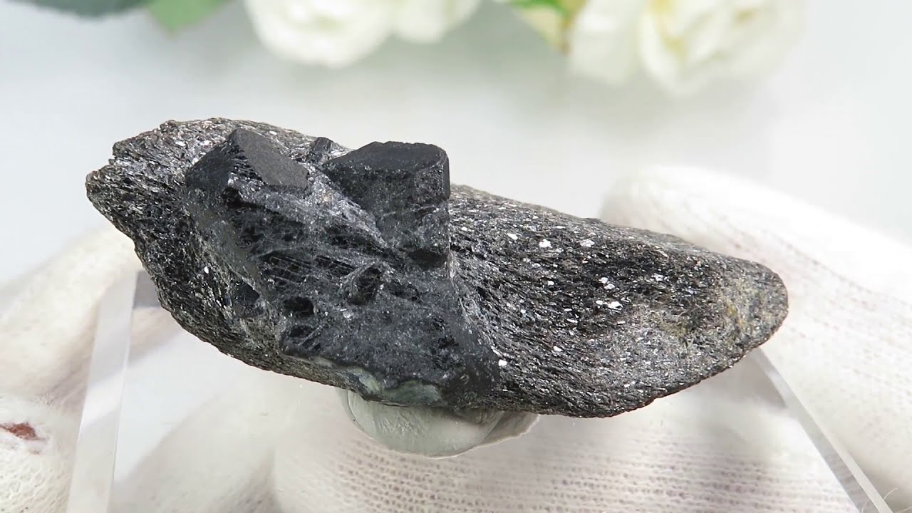 ブラジル産 アレキサンドライト（クリソベリル）の母岩付き結晶(原石