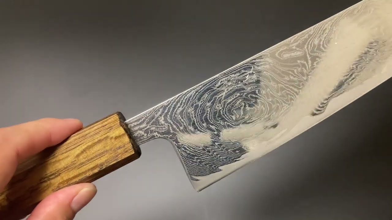 恒久 Tsunehisa【波】 牛刀包丁240mm AUS10 ダマスカス 樫八角柄 - YouTube